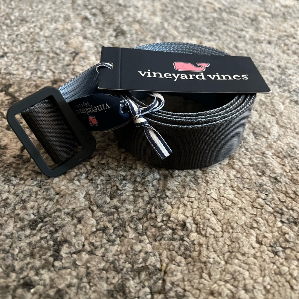 Vineyard Vines “on the go” perf d-ring belt in color “condor” grey size Large L